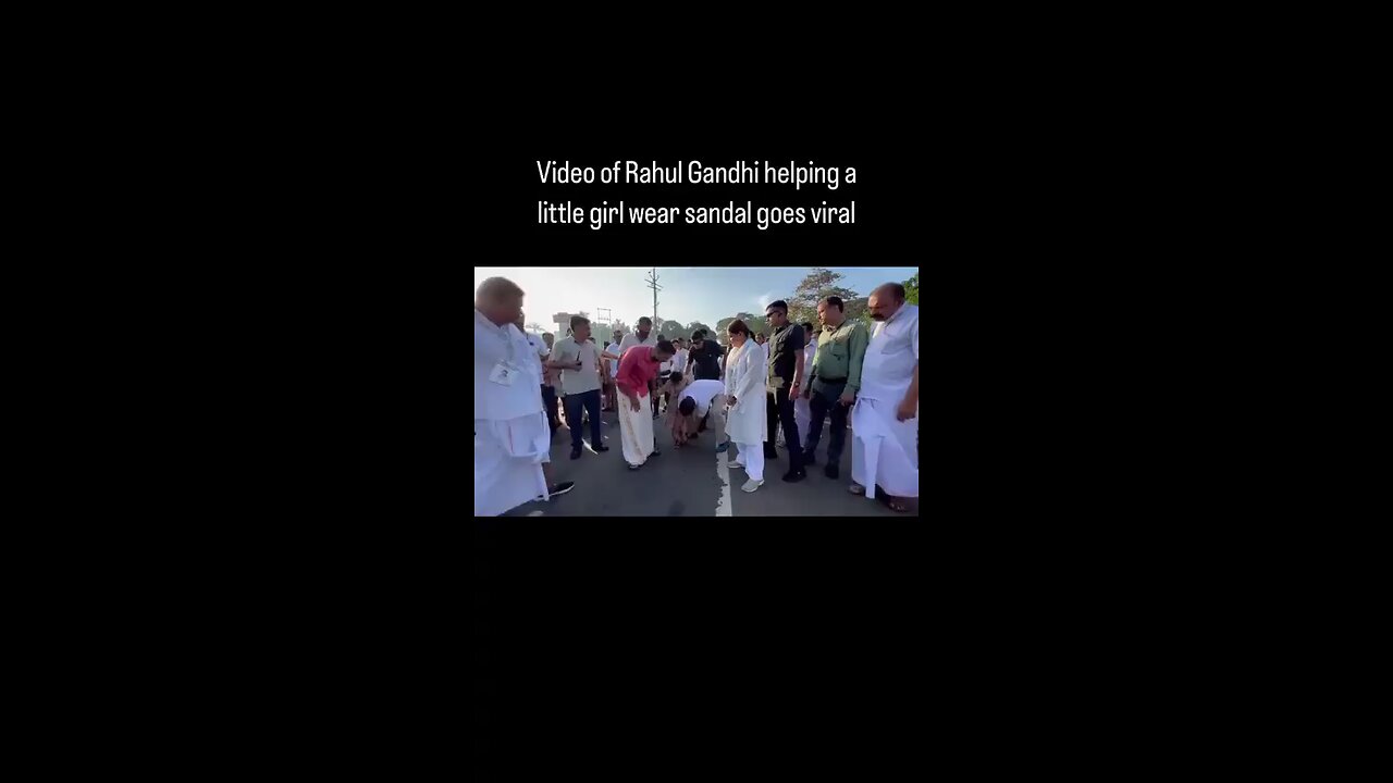 RAHUL GANDHI HELP A CHILD IN WEAR SANDALS #RAHULGANDHI #viral
