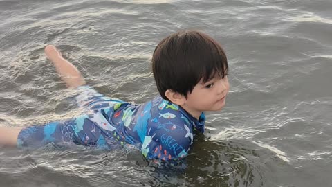 Naligo si Grey sa dagat