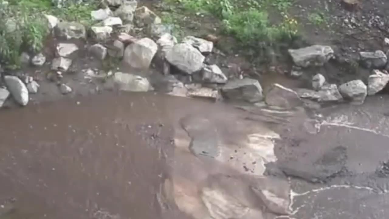 El momento en que se desborda un río en Nuevo México