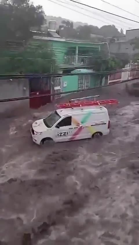 Eine heftige Sturzflut hat in Menchaca in Querétaro, Mexiko, mehrere Fahrzeuge weggespült 2