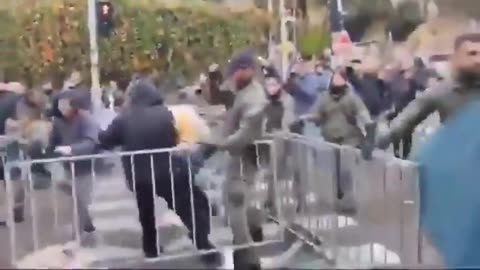 ISRAELI protestors attempted to BREAK INTO Netanyahu’s home!