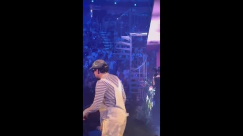 Bad Bunny con una fan ❤️ | ¡Le acomo#Musicadó el vestido en pleno concierto!