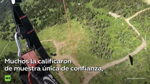 Un audaz dúo de parapentistas realiza un vuelo acrobático sobre Siberia