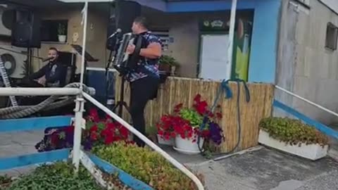Нина Иванова · На сватба, като на сватба.......