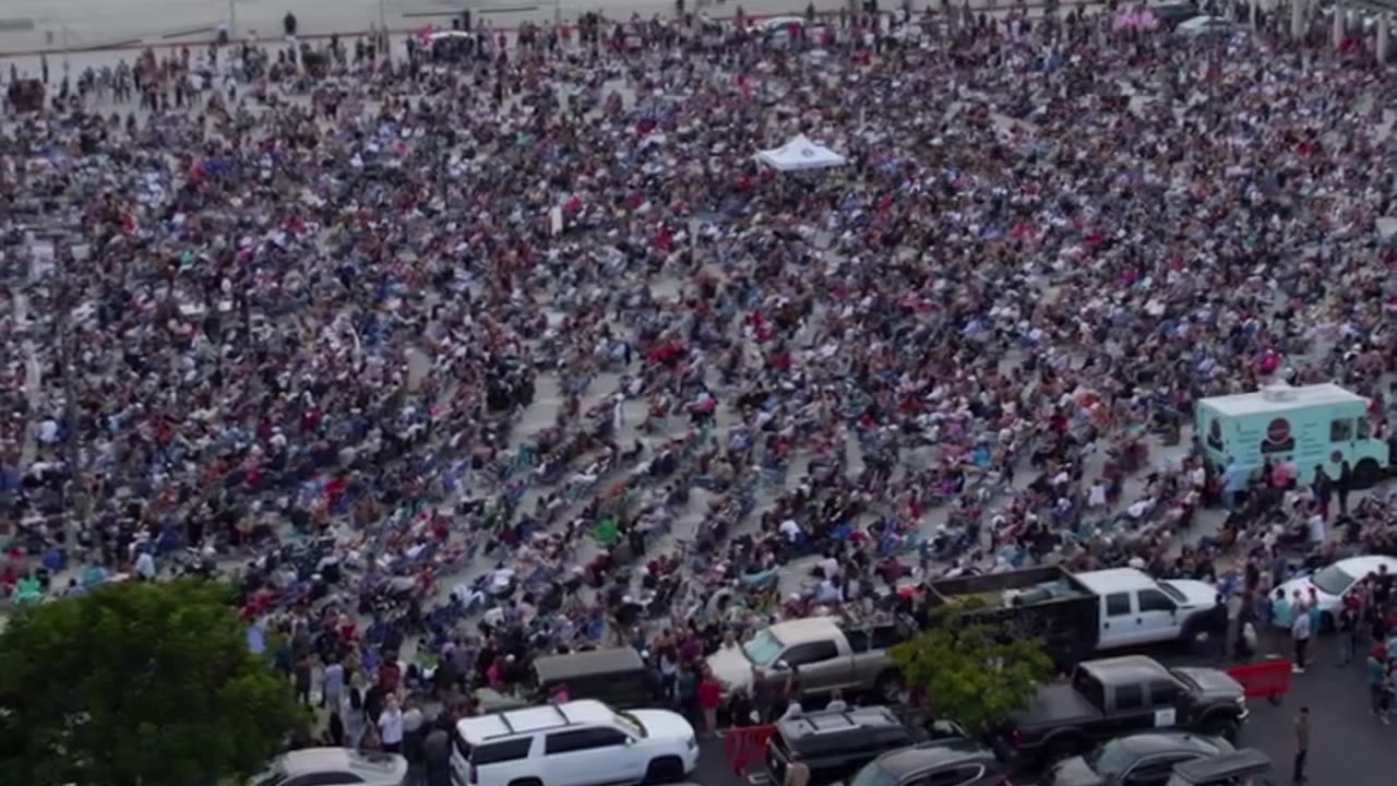 Thousands gathered together to honor Charlie Kirk