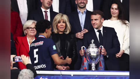 #emannuele_brigitte_macron Δείτε το σχίσιμο στον ώμο της αεροσυνοδού
