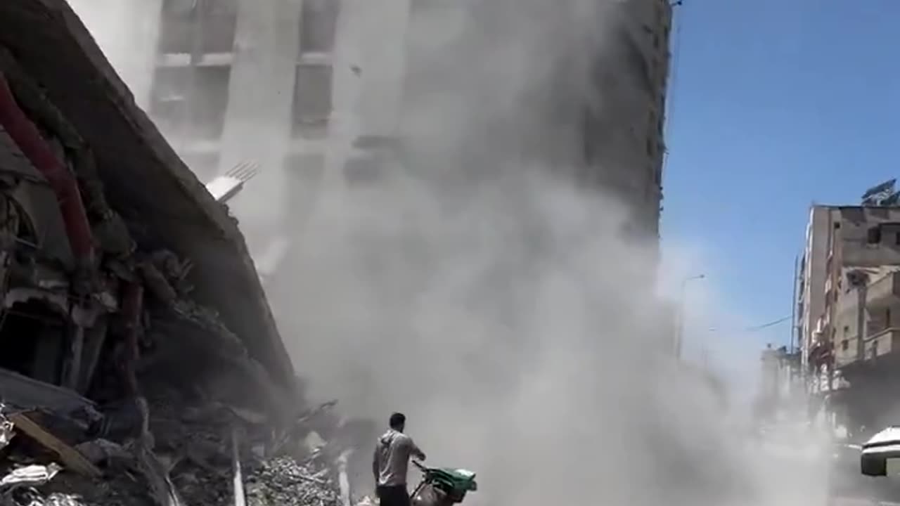 The Air Force bombed the seventh floor of the Al Quds Tower, in Gaza City.
