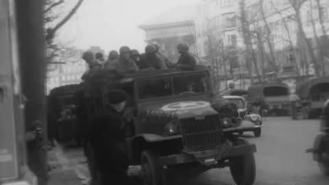 COMBAT LEAVE, PARIS... - COMBAT LEAVE, PARIS, FRANCE ; MOPPING UP, METZ, FRANCE ; PRI - 111-adc-2752