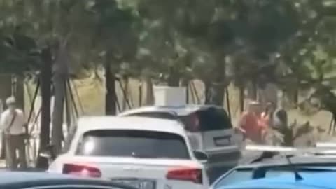 Momenti kur çmendet vlonjati me Benz, përplas Fiatin pasi u gërvishtën makinat