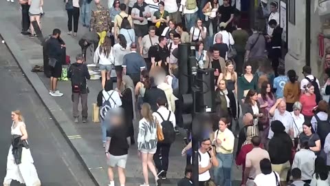 Undercover police floor London phone snatcher mid-theft