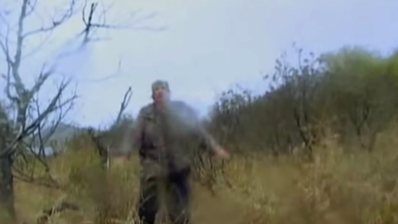 El momento en el que una pareja graba cómo un oso los mata y los devora