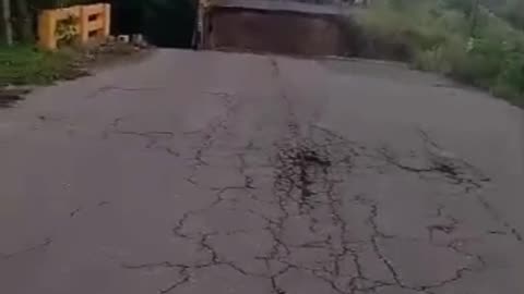 COLAPSA ESTRUCTURA VIAL EN TRONCAL 19 EN APURE.