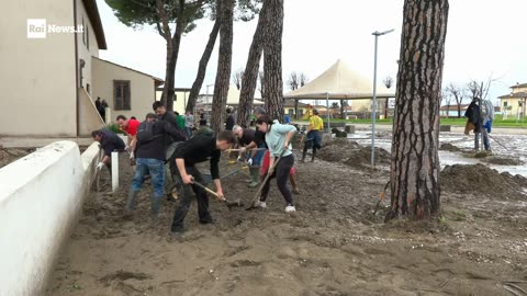 Oratorio Sesto Fiorentino, in tanti a spalare fango: "Viene spontaneo aiutare"