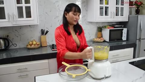 Amazing Ladies juicey Bo*B while Making juice 🥤🧃