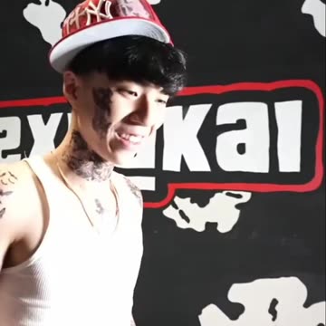 Ray tells chat he has a fat 🍑that JIGGLES🤨