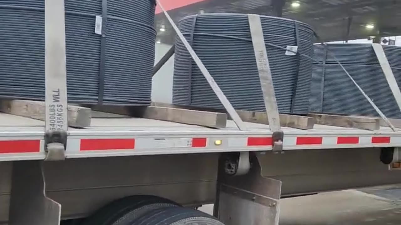 CAN YOU SPOT WHATS WRONG #ourtruckinglife #truckdrivers #reallifetruckers #trucker #atruckerslife