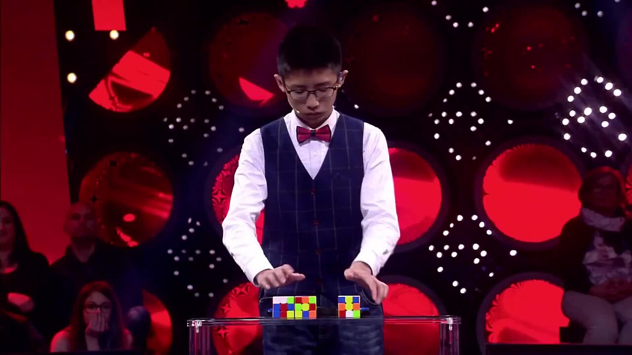 He JUGGLED and SOLVED 3 Rubik's cubes! - Guinness World Records