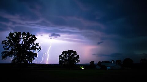 Experience the Power of Nature: Lightning and Thunderstorms!