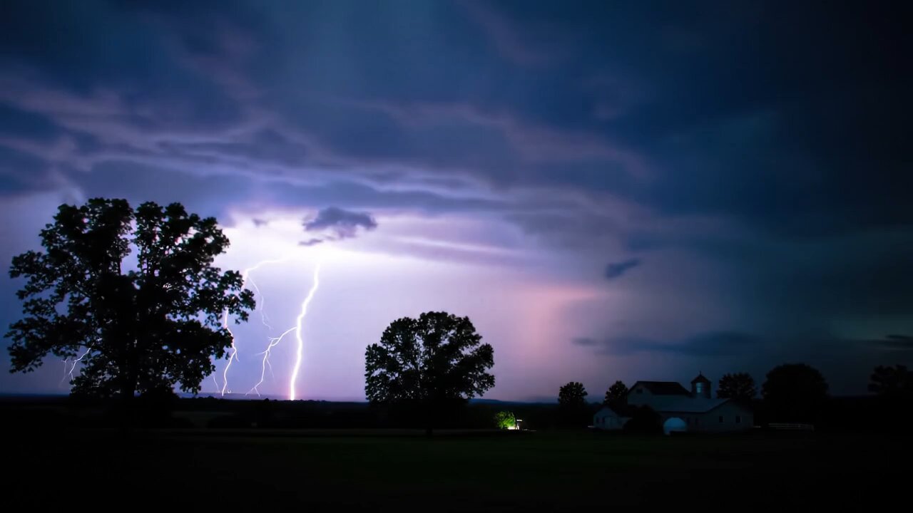 Experience the Power of Nature: Lightning and Thunderstorms!