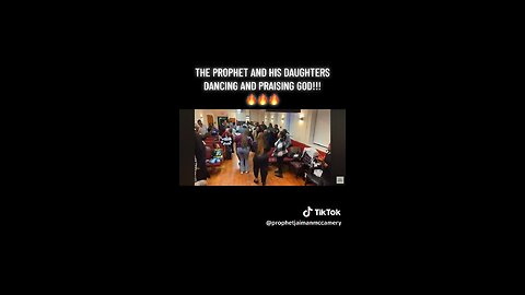 A family 💃🏾🕺🏽 praise break