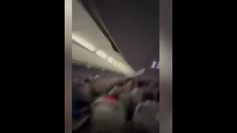 Pakistani flight ✈️ hits turbulence when it goes through a sandstorm