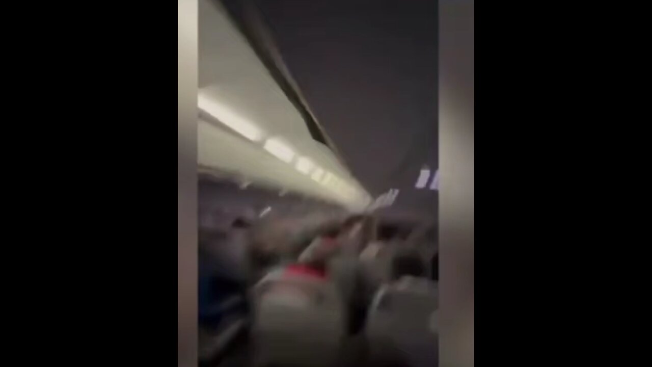 Pakistani flight ✈️ hits turbulence when it goes through a sandstorm