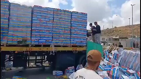 ✡️ Israeli settlers laugh as they destroy humanitarian aid for Gaza