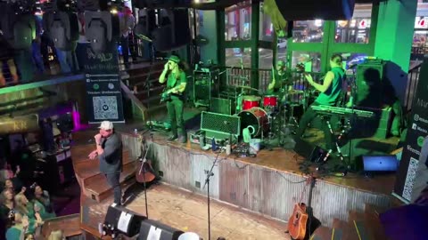 NASHVILLE TN LIVE BROADWAY STREET / PEOPLE WATCHING / BANDS WATCHING / BARS