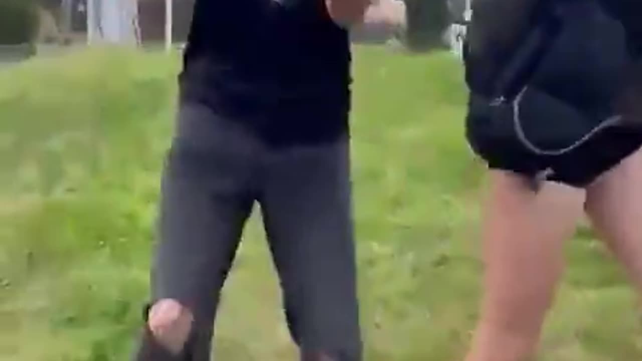 Polizia scozzese accusa ragazza adolescente di presunto tentativo di aggressione a un migrante