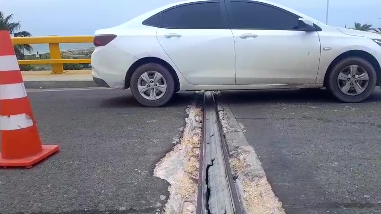 Título: Preocupación por deterioro en el puente de Marbella: Ruta Costera anuncia reparaciones