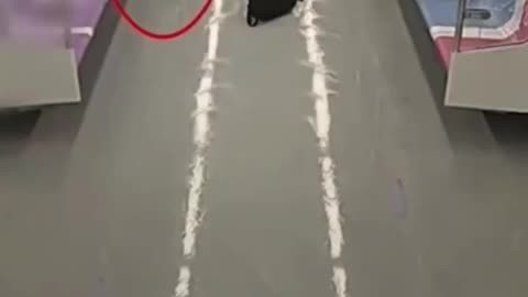 🇰🇷 A man in South Korea poured gasoline on the subway floor and set it on fire.