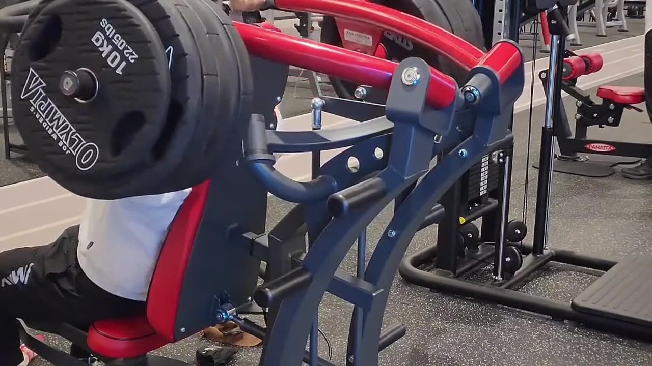 He Benched 200KG Like It Was Empty – No Spotter, No Fear!
