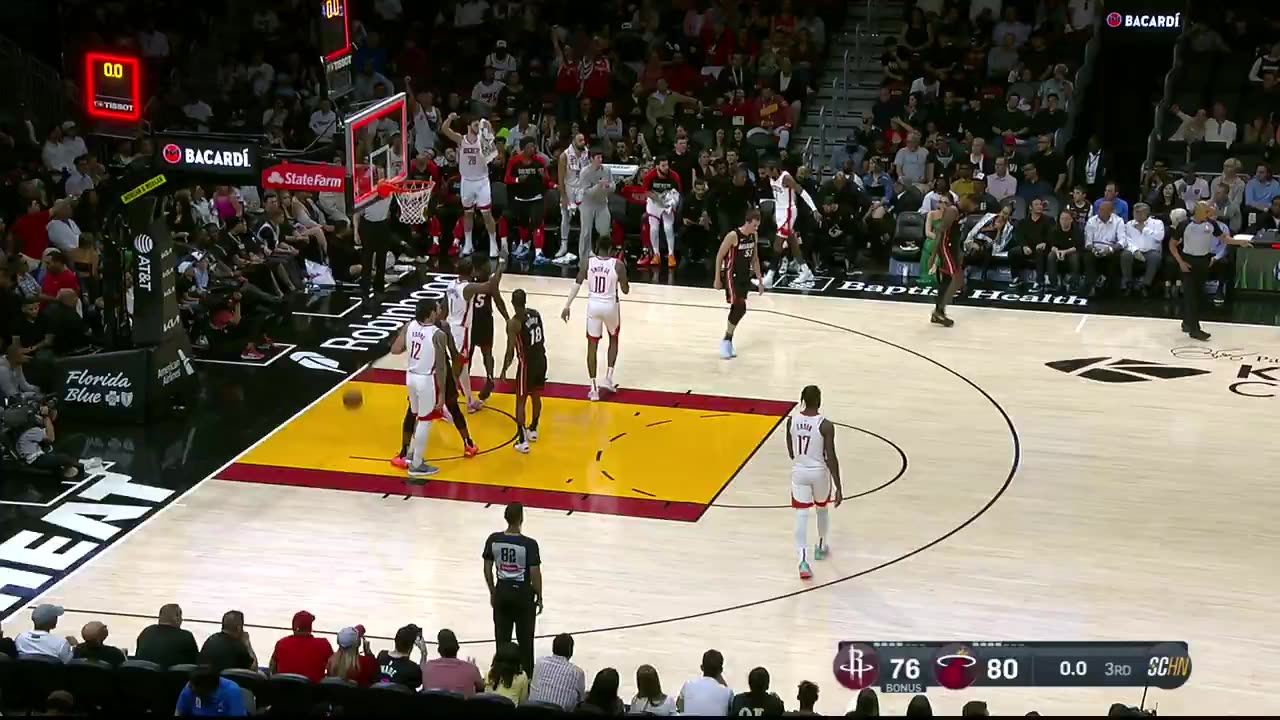 NBA - Jalen Green ends the 3Q with the stepback and the long 2 😮‍💨