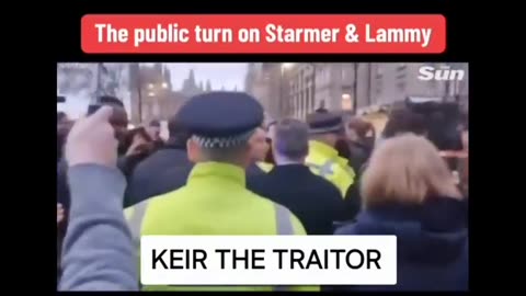public chanting traitor at starmer and lammy