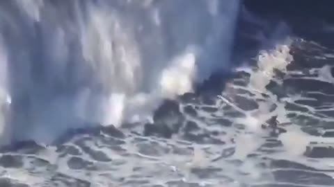 🏄‍♂️🌊 Watch German Pro Surfer Sebastian Steudtner Ride a Wave Over 115Ft Tall at Nazare, Portugal! |