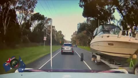 Aussiecams - Out of control trailer wheel collides with dash cam vehicle! Cranbourne South VIC