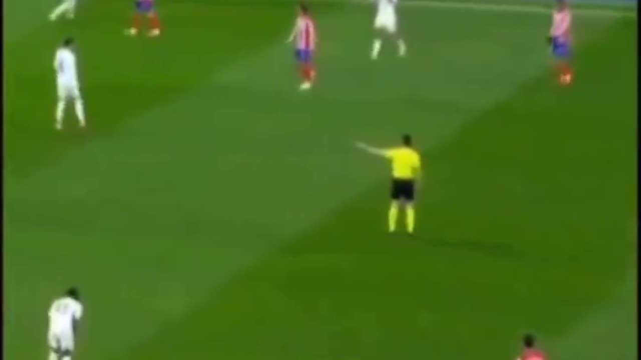 Jude Bellingham insults the referee - and also goes unpunished.