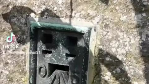 この動画でご覧いただけるのは、電力伝送用のコンセントが今もなお設置されている、タタールの古い建物の一つです。