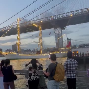 One of the Mexican Navy's training ships crashed into the Brooklyn Bridge!