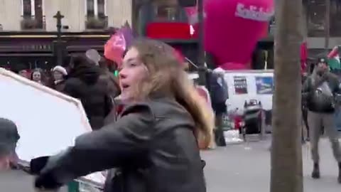 🚨🇫🇷Migrants attacked women protesting illegal immigration in France.