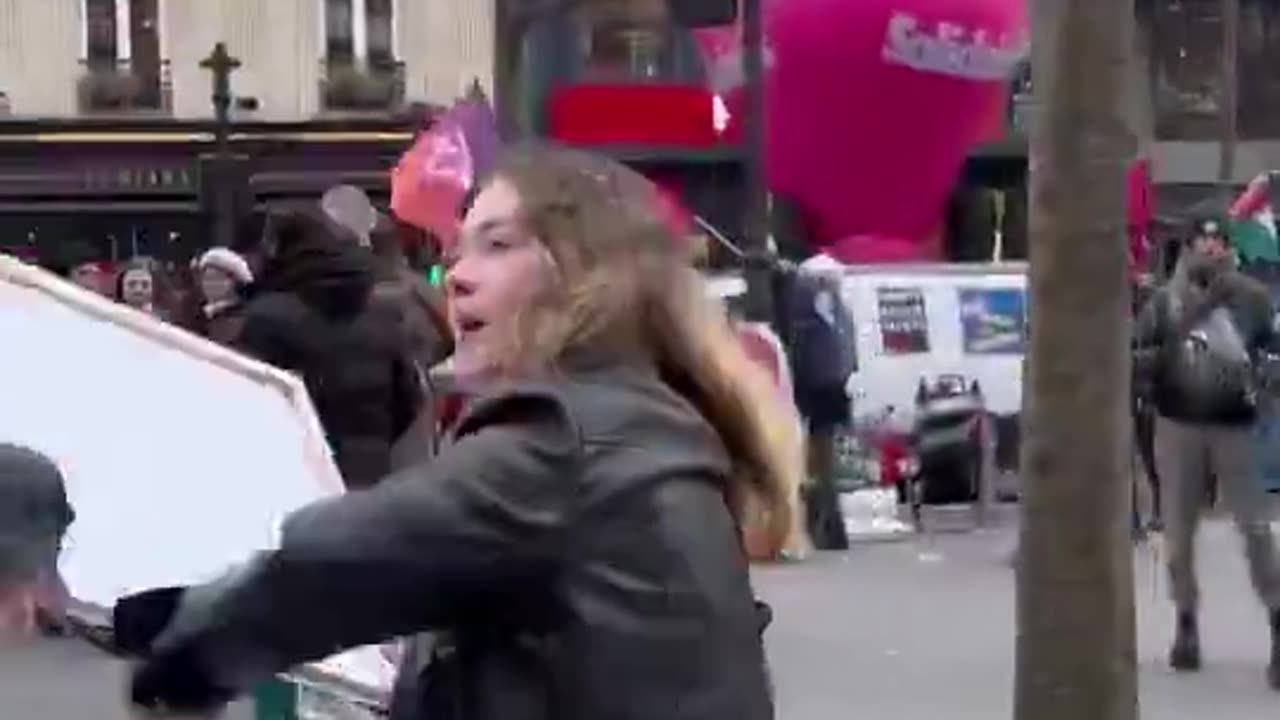 🚨🇫🇷Migrants attacked women protesting illegal immigration in France.