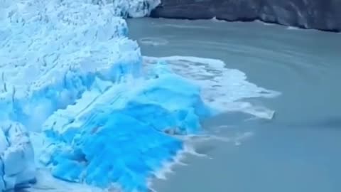 🧊🌊 Rare Moment of an Iceberg Breaking and Revealing Its Bold Color at the Bottom! | FeedMyCuriosity