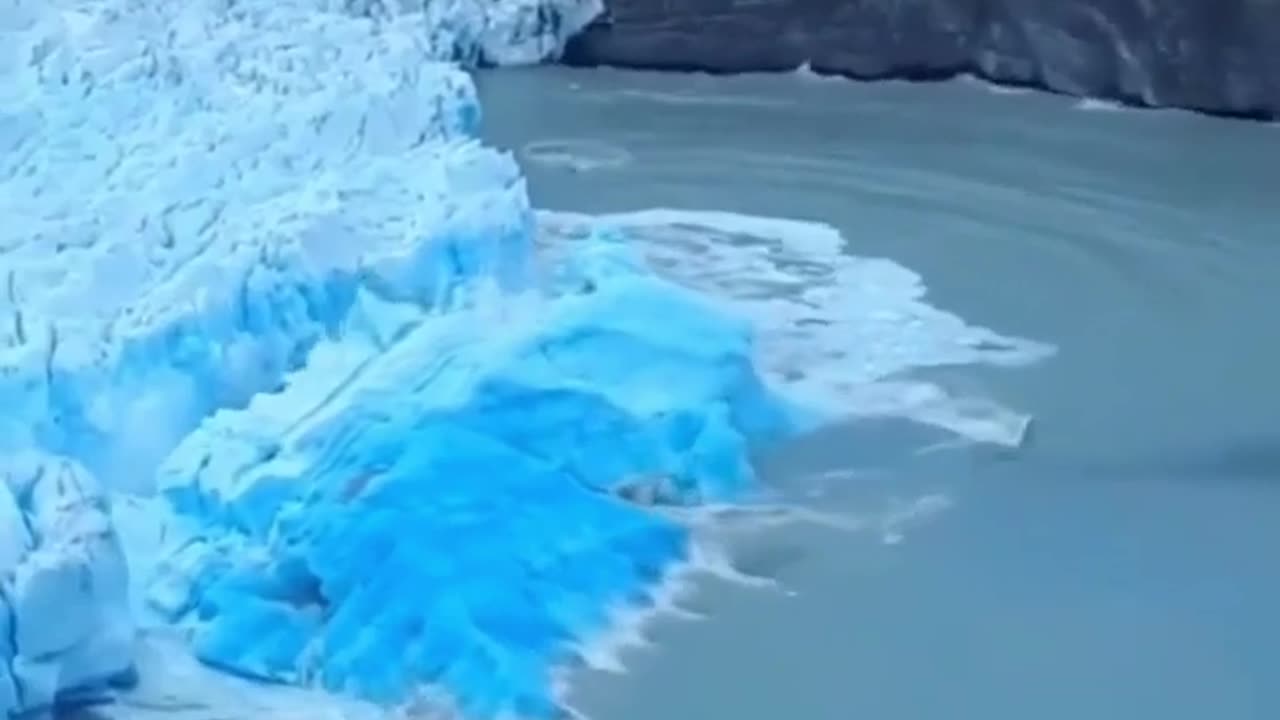 🧊🌊 Rare Moment of an Iceberg Breaking and Revealing Its Bold Color at the Bottom! | FeedMyCuriosity