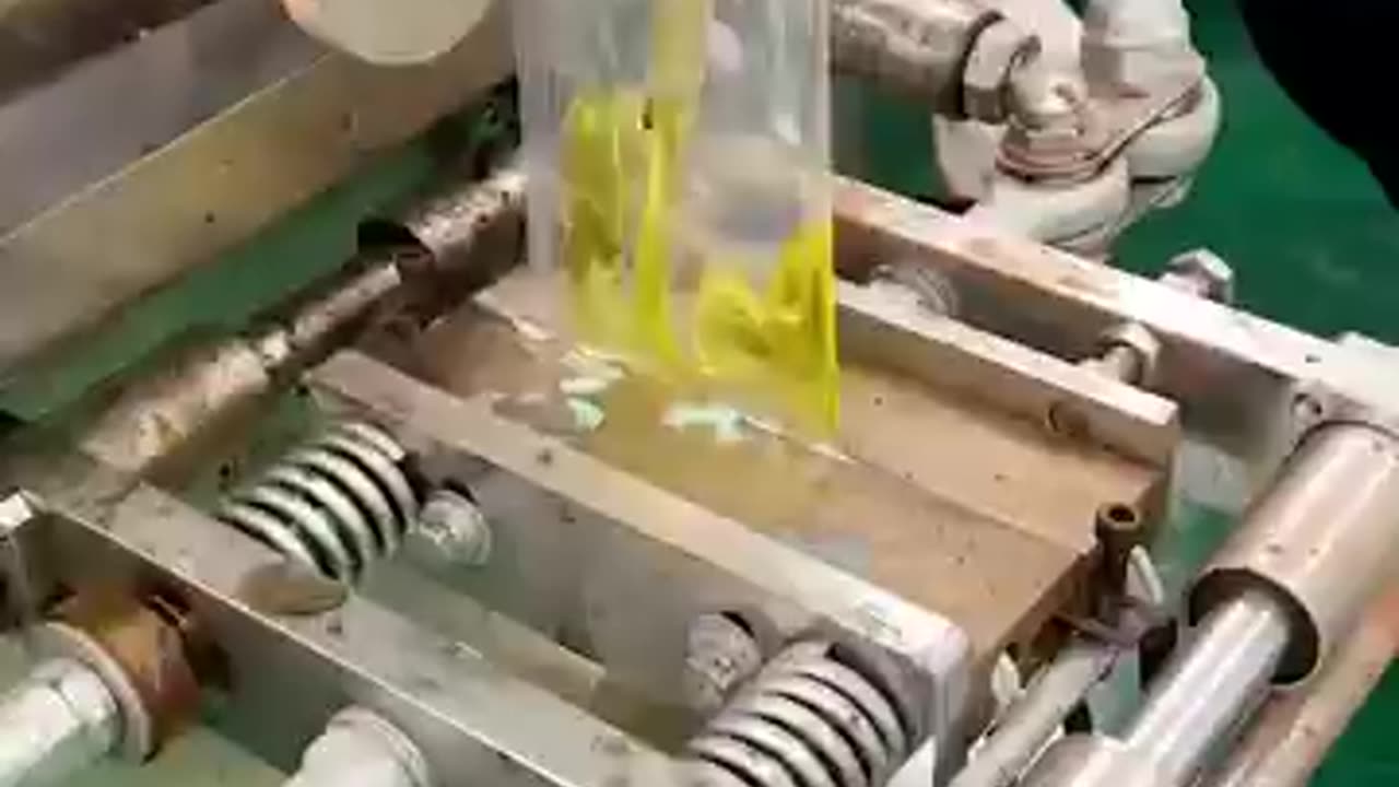 Amazingly Fast Lubrication Oil Liquid Filling Machine – Boost Efficiency Like Never Before!