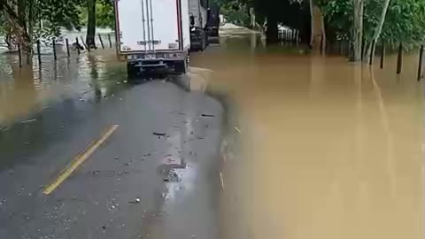 Río Cauca se desborda e inunda tres sectores en Venecia, Antioquia