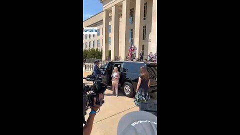 Netanyahu & his wife arrived at the pentagon for a meeting with the US secretary of defense