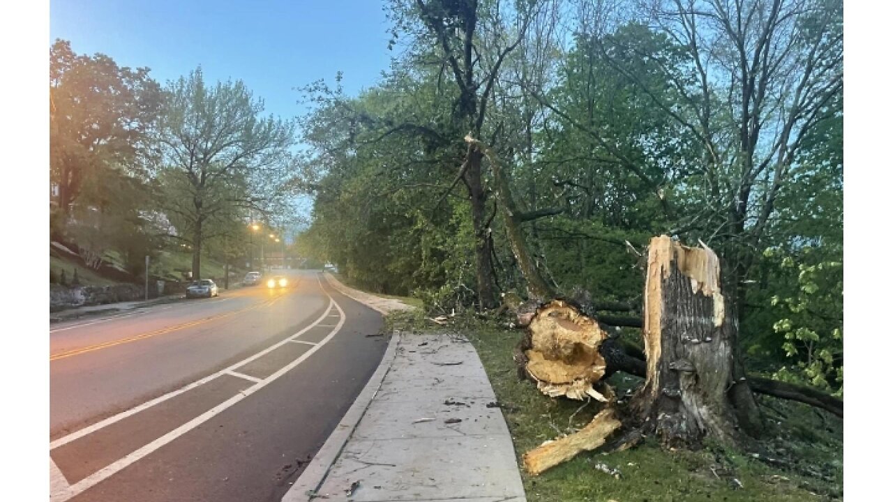 WIND, RAIN PUMMEL PITTSBURGH; MORE THAN 300000 IN REGION REMAINS WITHOUT POWER