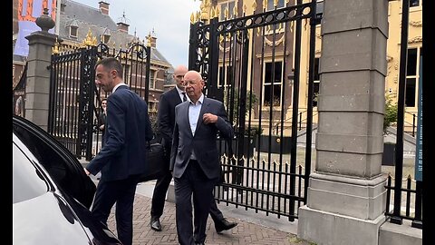 Klaas Knot en Klaus Schwab (World Economic Forum) bij het Mauritshuis in Den Haag 27-09-2023