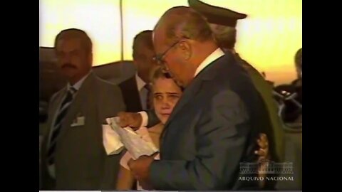 A girl slipped past security of Brazilian President Figueiredo and handed him a letter