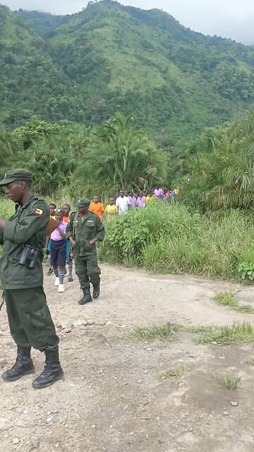 Children visitinf Sempaya hot springs